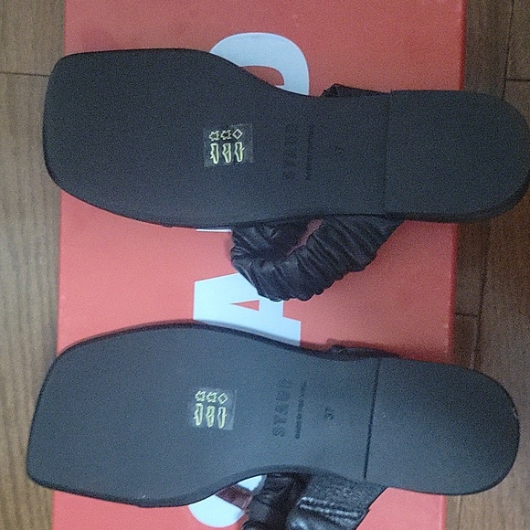 New without tags Staud size 37 black leather sandal - Picture 2 of 4
